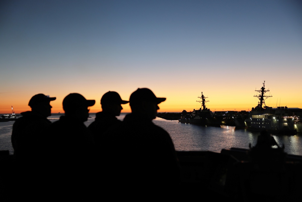 USS Gravely (DDG 107) departs Naval Station Mayport