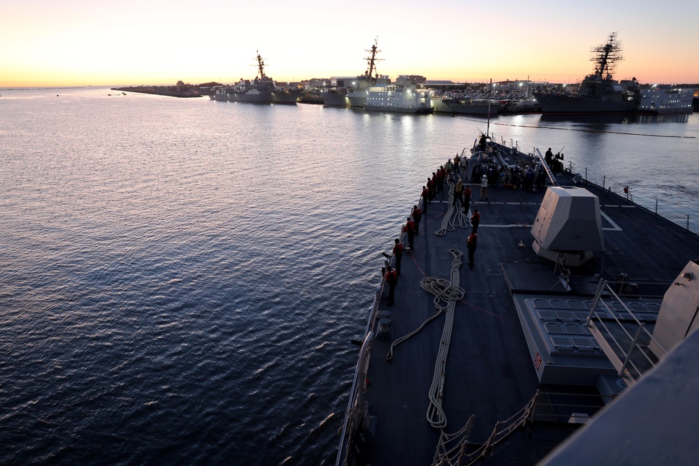 USS Gravely (DDG 107) departs Naval Station Mayport