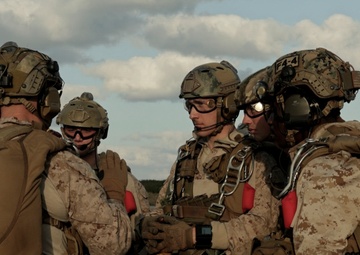 31st MEU | MRF conducts Parachute Operations