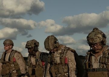 31st MEU | MRF conducts Parachute Operations