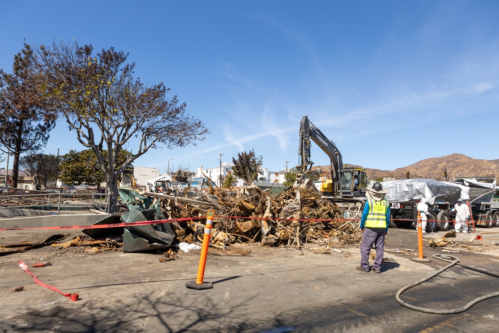 Palisades Elementary Charter School Gets Cleared of Fire Ash and Debris