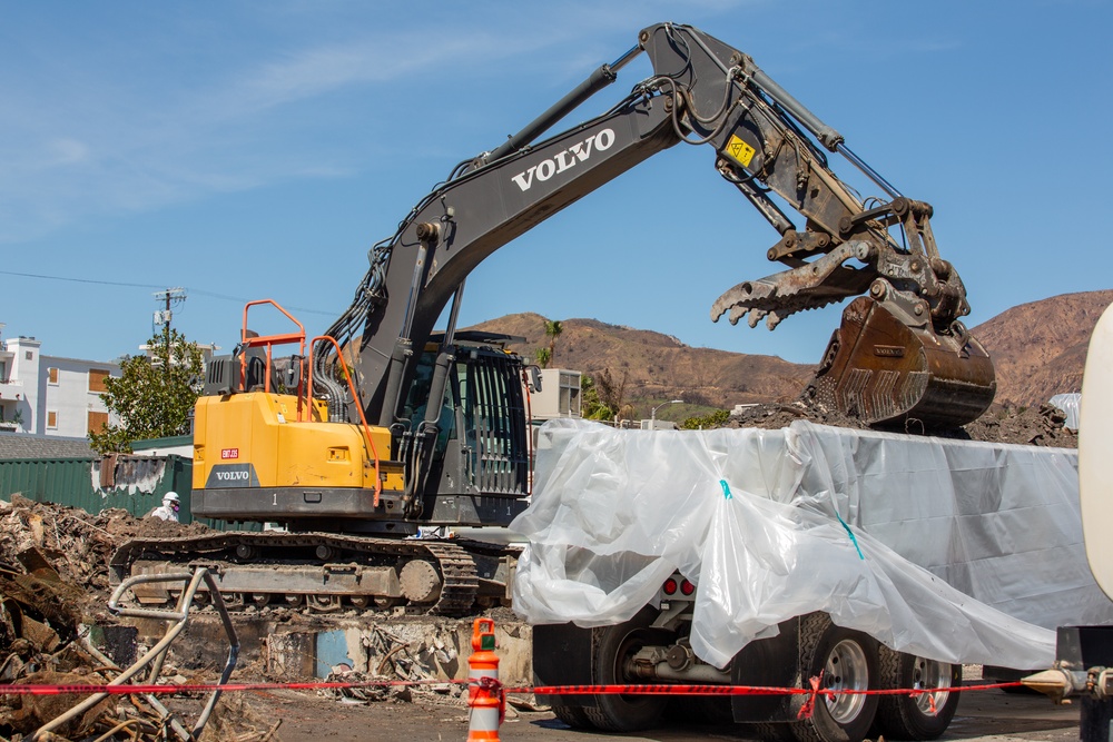 Palisades Elementary Charter School Gets Cleared of Fire Ash and Debris