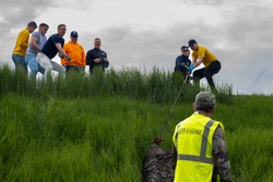 Sailors volunteer with the River City Waterway Alliance [Image 3 of 7]