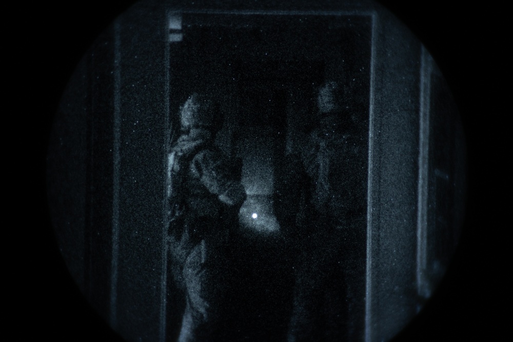 Recon Marines and MARSOC conduct raid training during RUT