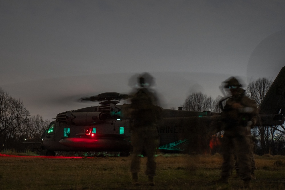Recon Marines and MARSOC conduct raid training during RUT