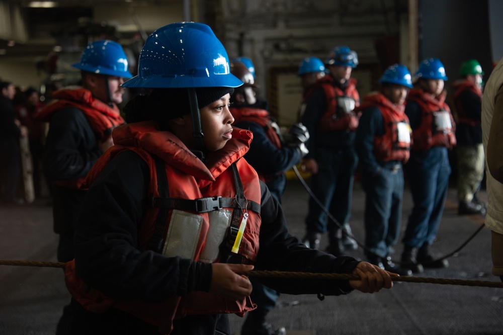 USS Carl Vinson (CVN 70) Conducts Replenishment-at-Sea with the USNS Charles Drew (T-AKE 10)