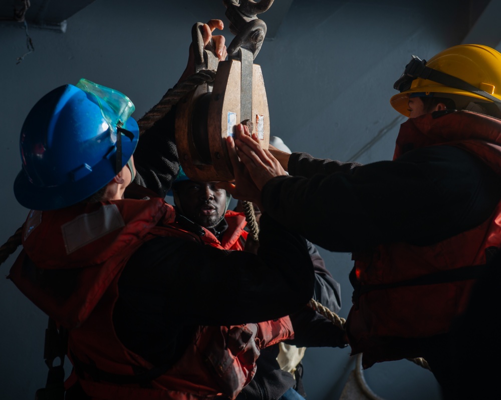 USS Carl Vinson (CVN 70) Conducts Replenishment-at-Sea with the USS Sterett (DDG 104)