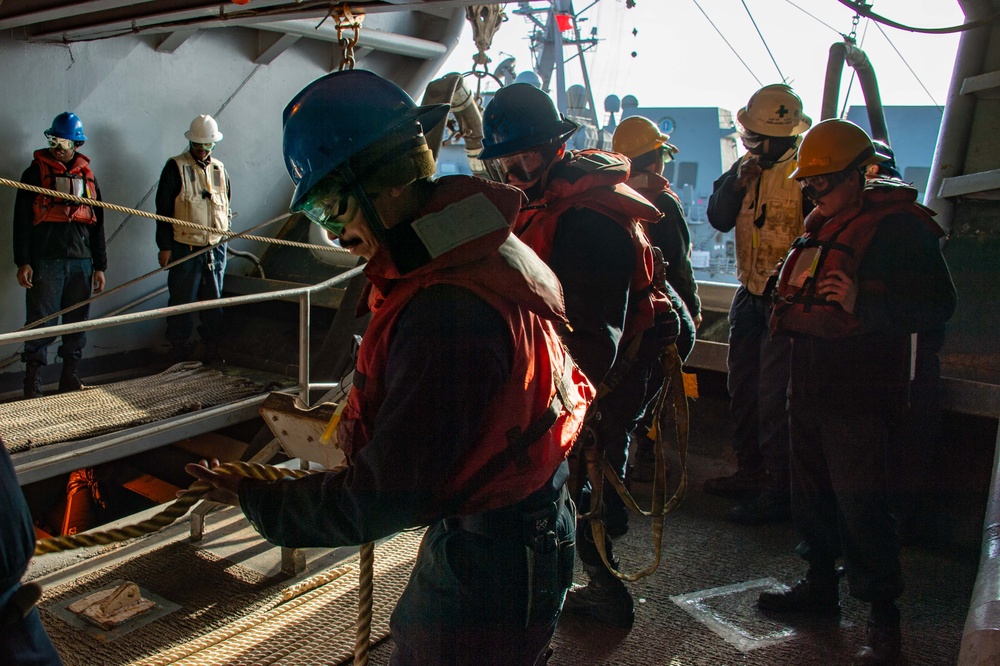 USS Carl Vinson (CVN 70) Conducts Replenishment-at-Sea with the USS Sterett (DDG 104)