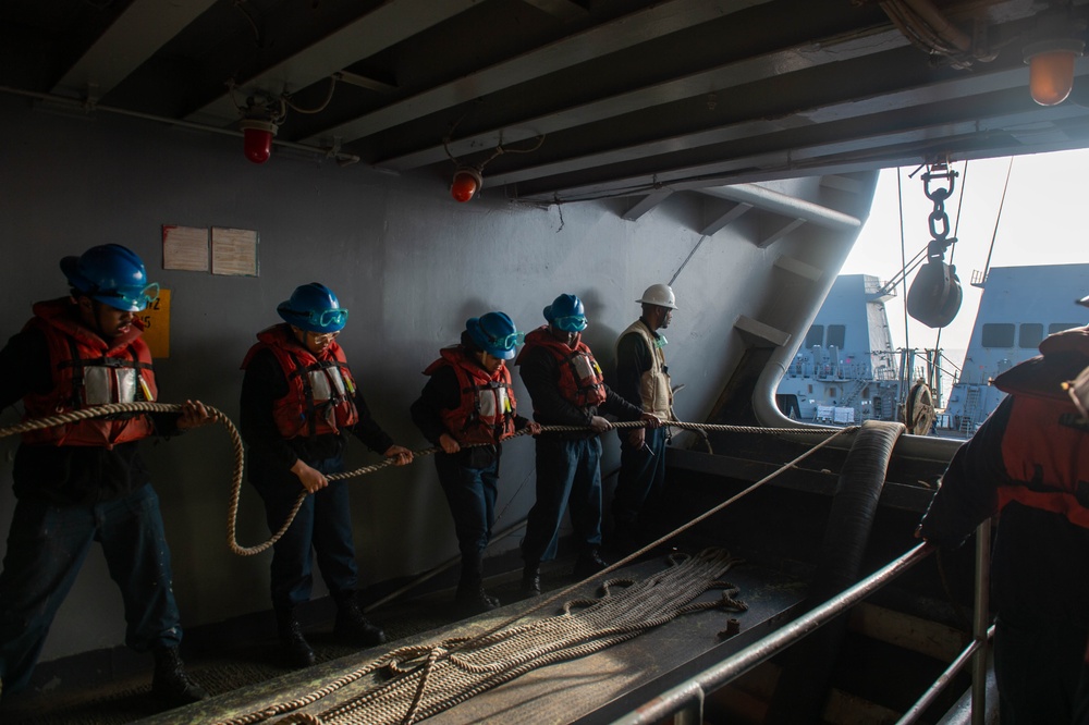 USS Carl Vinson (CVN 70) Conducts Replenishment-at-Sea with the USS Sterett (DDG 104)