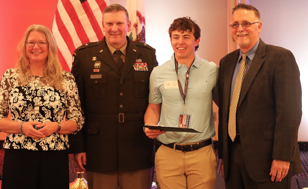 Illinois Army National Guard Commander Helps Award Scholarships in Names of Fallen Warriors