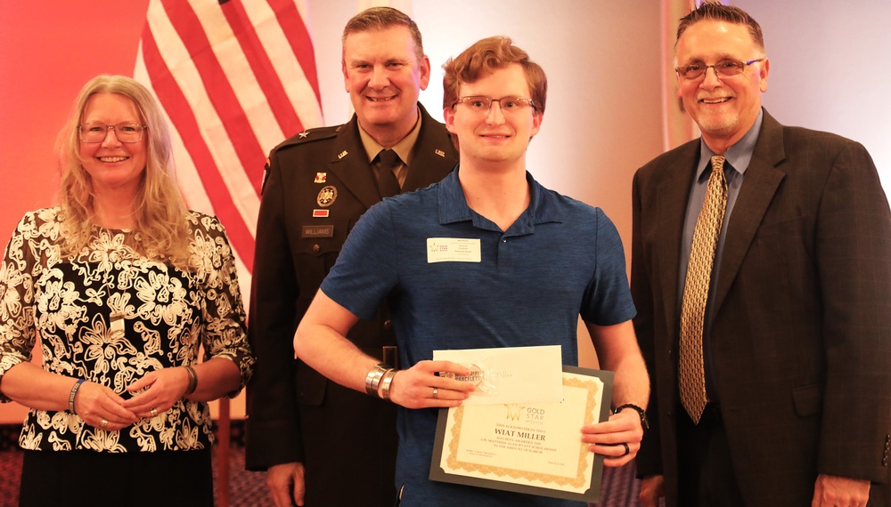 Illinois Army National Guard Commander Helps Award Scholarships in Names of Fallen Warriors