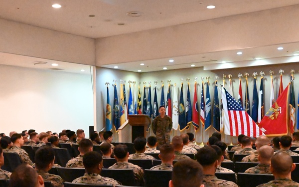 Sergeant Major of the Marine Corps talks to Camp Fuji staff