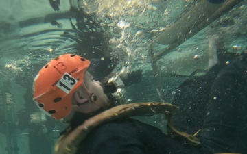 26th MEU Conducts Underwater Egress Training