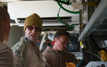 UCT 2 Conducts Underwater Damage Survey and CASEVAC During  Joint Training Exercise