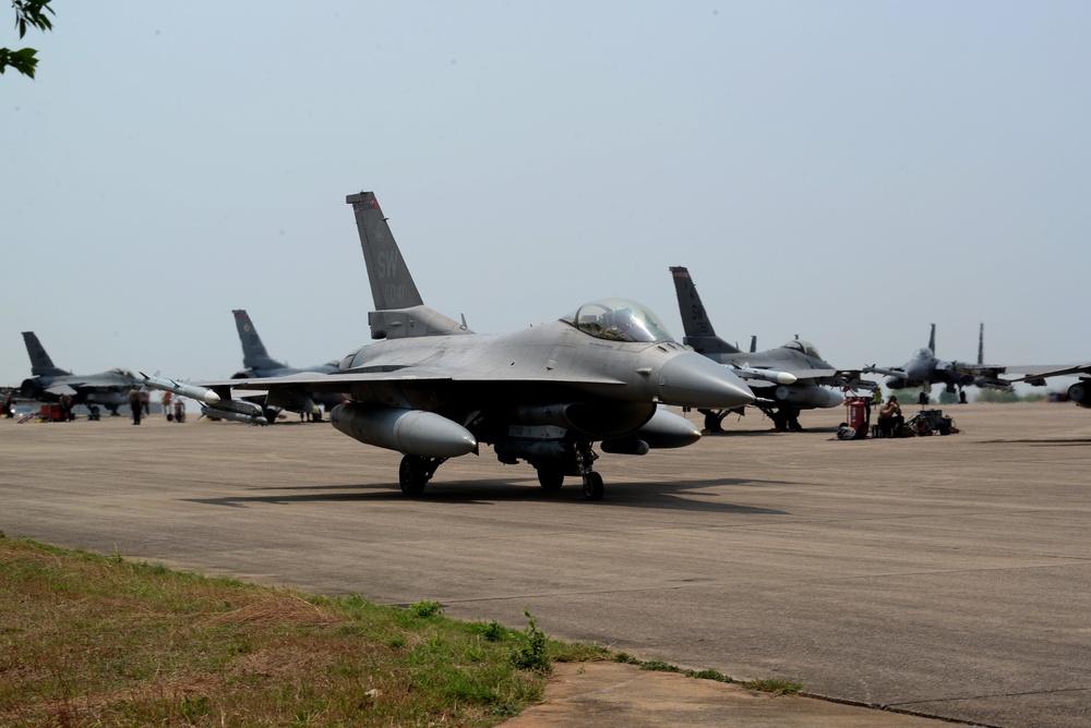 77 EFS, EFGS showcase U.S. airpower at Cope Tiger 25