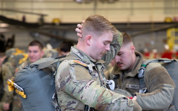 Nebraska Airborne Soldiers take to sky with Oklahoma, Texas partners