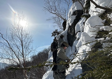 US Army EOD tech earns honor graduate in Basic Military Mountaineering Course