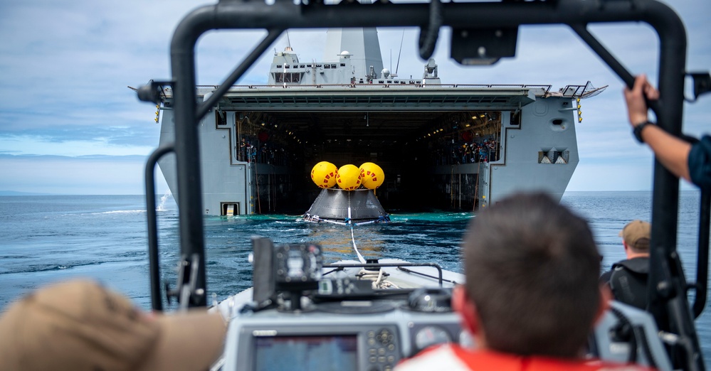 URT-12: USS Somerset conducts small boat operations during recovery tests for NASA