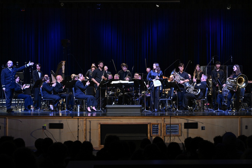 U.S. Navy Band performs school concert in Oviedo