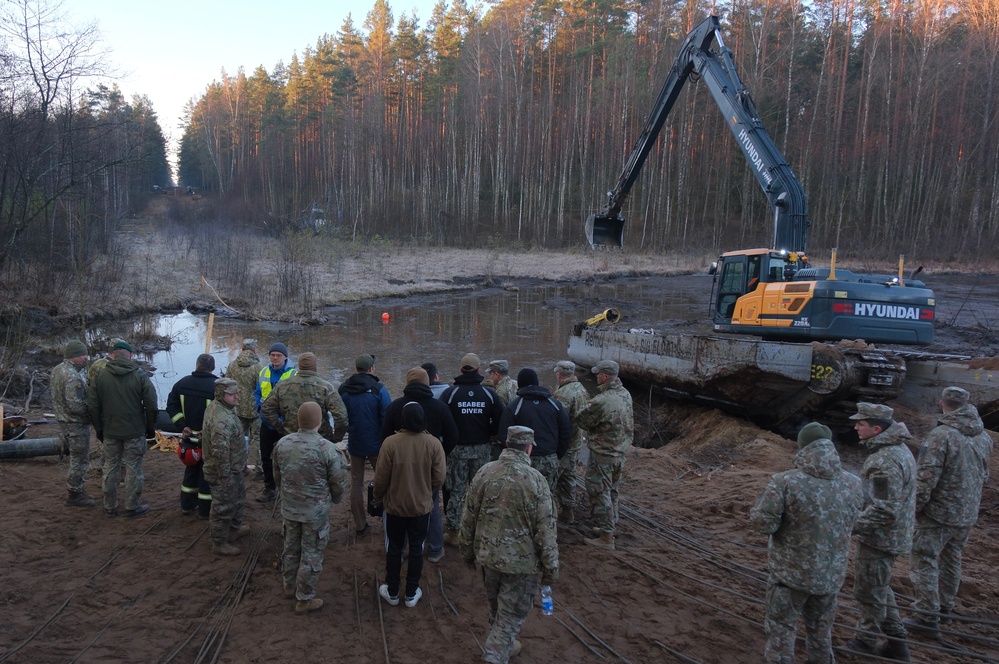 Joint Force Effort: U.S. Navy Divers, Air Force, Army Aviators contribute to recovery mission