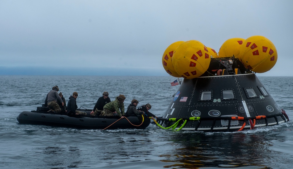 URT-12: NASA engineers and Sailors begin recovery-at-sea training