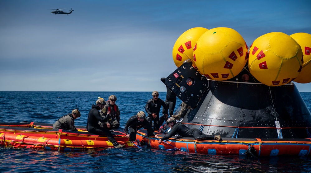 URT-12: NASA engineers and Sailors begin recovery-at-sea training