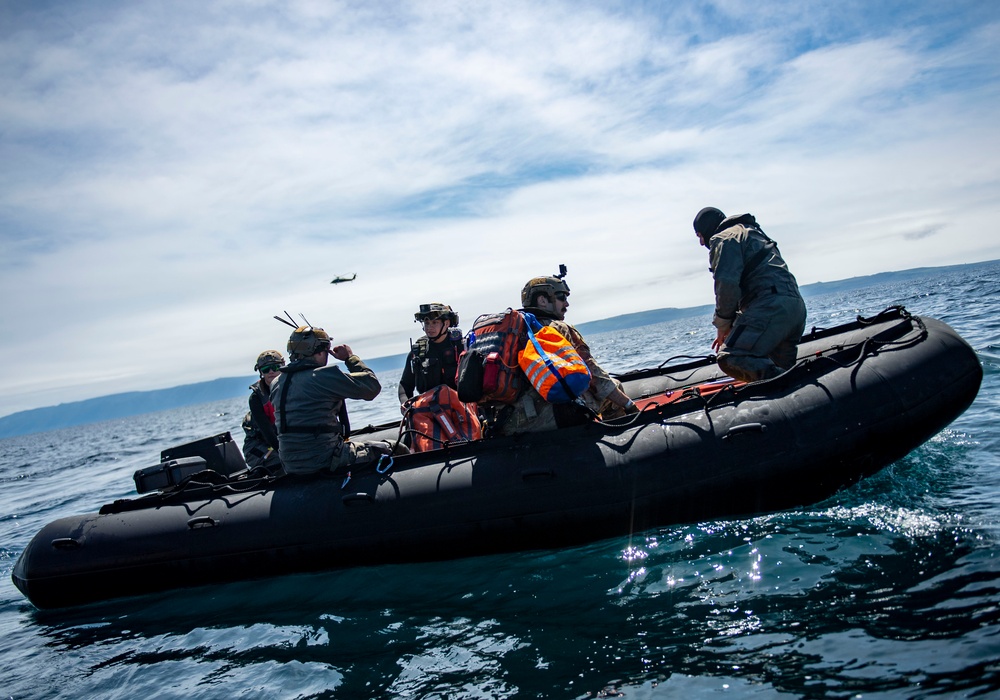 URT-12: NASA engineers and Sailors begin recovery-at-sea training