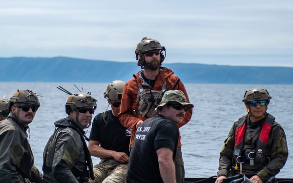 URT-12: NASA engineers and Sailors begin recovery-at-sea training