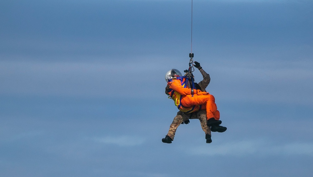 URT-12: NASA engineers and Sailors begin recovery-at-sea training