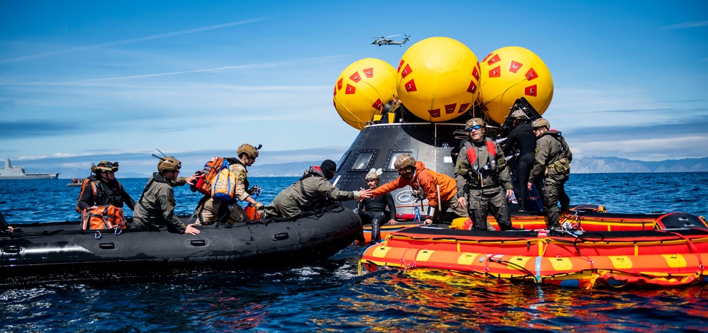 URT-12: NASA engineers and Sailors begin recovery-at-sea training