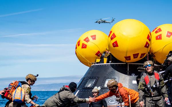 URT-12: NASA engineers and Sailors begin recovery-at-sea training