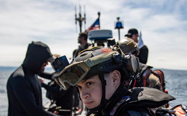 URT-12: NASA engineers and Sailors begin recovery-at-sea training