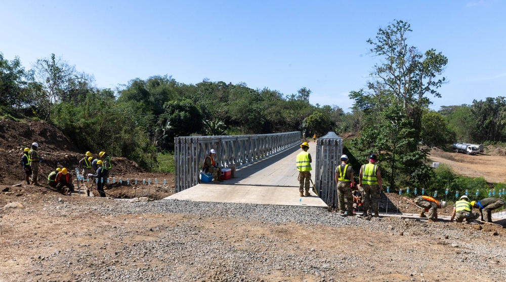 Salaknib 25 | Philippine and U.S. Army Engineers Improve Road from Drop Zone