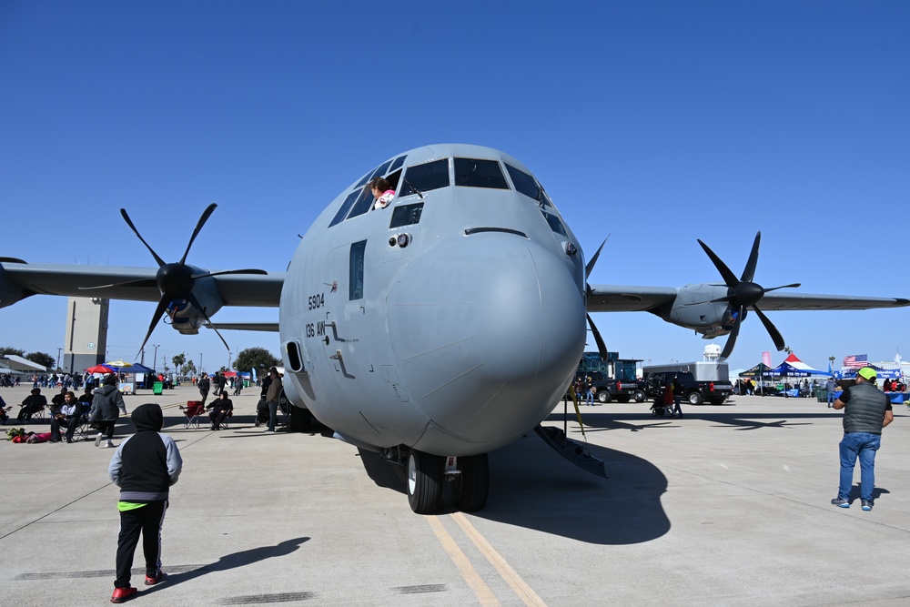 Texas Air Guardsmen bring C-130J to Laredo air show