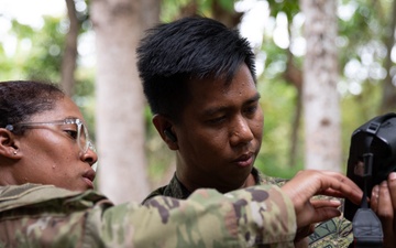 Philippine and US Army Soldiers conduct SMEE training on camera operations