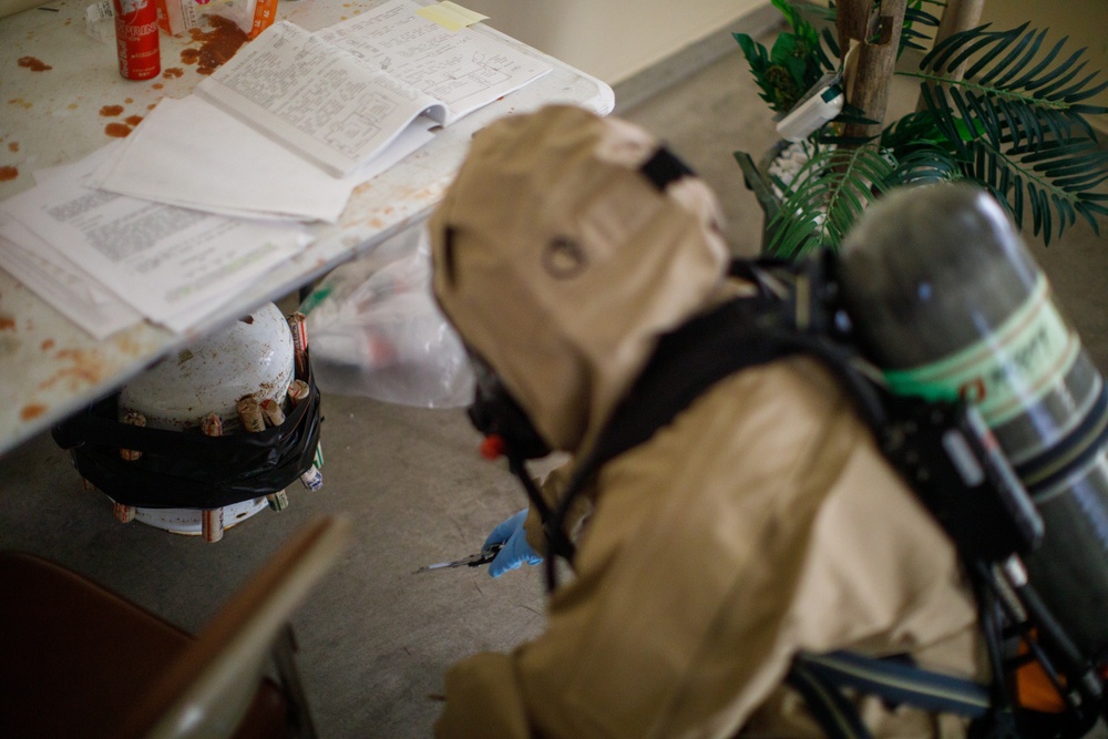MCAS Iwakuni EOD and CBRN conduct chemical environment training with JGSDF