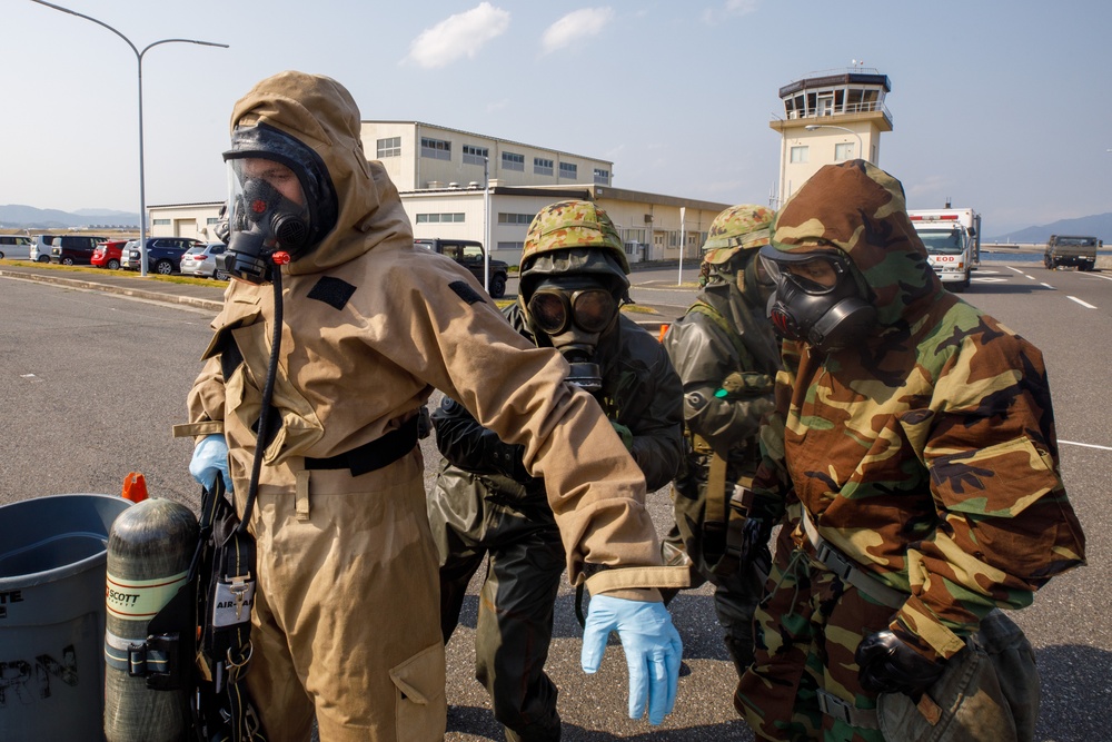 MCAS Iwakuni EOD and CBRN conduct chemical environment training with JGSDF