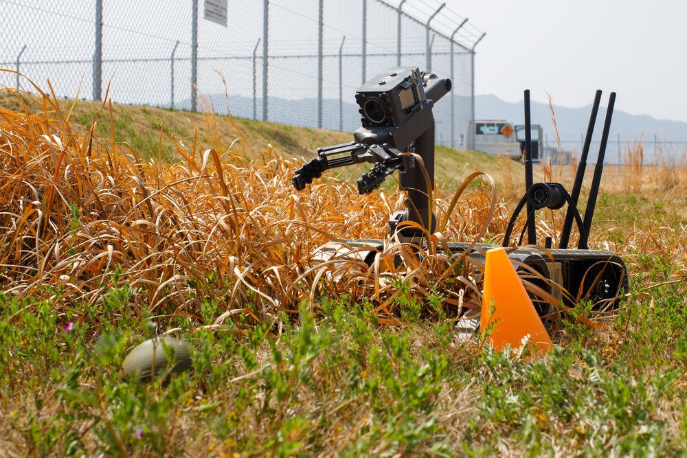 MCAS Iwakuni EOD and CBRN conduct chemical environment training with JGSDF