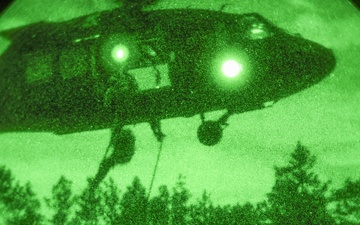 2-82 AHB collaborates with 3rd SFG in Fast-Roping operations training