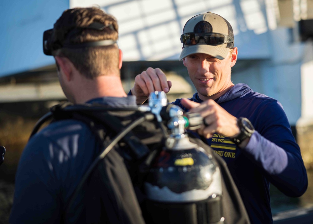 MDSU-1 Sailors conduct pre-dive check