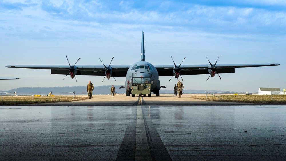 Kentucky Guard Airmen perform aircraft maintenence