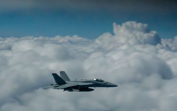 Super hornets conduct nighttime presence patrol over CENTCOM AOR