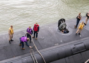 USS Minnesota (SSN 783) departs Darwin