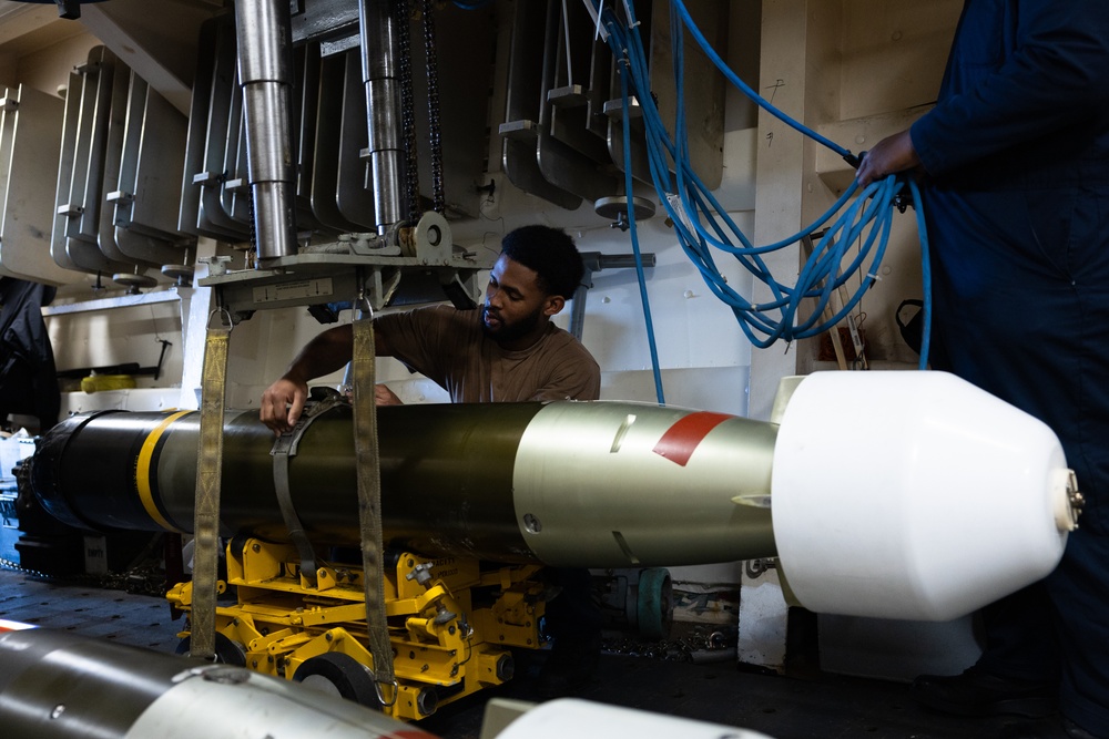 Destroyer Squadron (DESRON) 60 Key Officials Visit USS Oscar Austin (DDG 79)