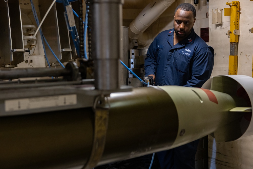 Destroyer Squadron (DESRON) 60 Key Officials Visit USS Oscar Austin (DDG 79)