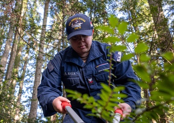 USS Ronald Reagan (CVN 76) Sailors volunteer at the Kitsap Humane Society