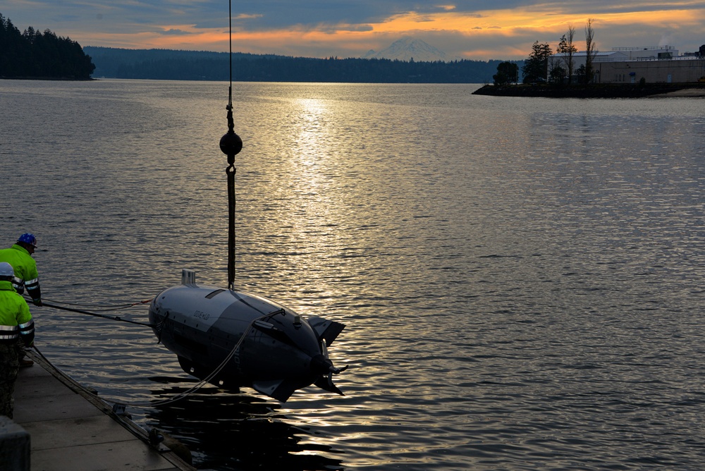 Unmanned Undersea Vehicle Group 1 Sailors Train with Large Unmanned Undersea Vehicle