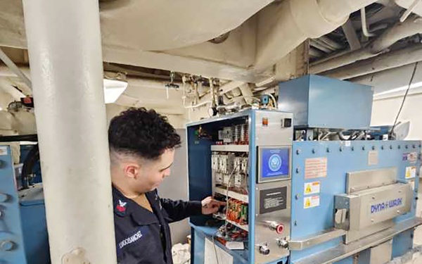NAVSUP FLC Norfolk Sailor Assists USS Gettysburg (CG 64) at Sea