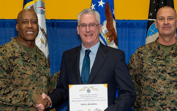 DLA Energy employee recognized for superior support to the Warfighter