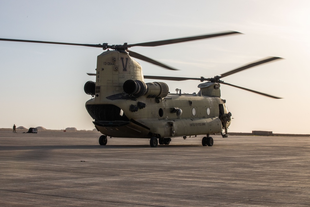 U.S. Troops Conduct Howitzer Airlift